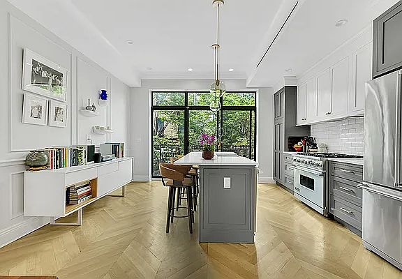 3rd image of 241 Lexington Ave