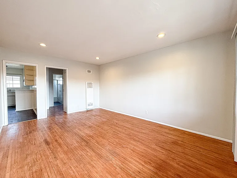 4777 San Vicente Blvd #6 — Photo 2