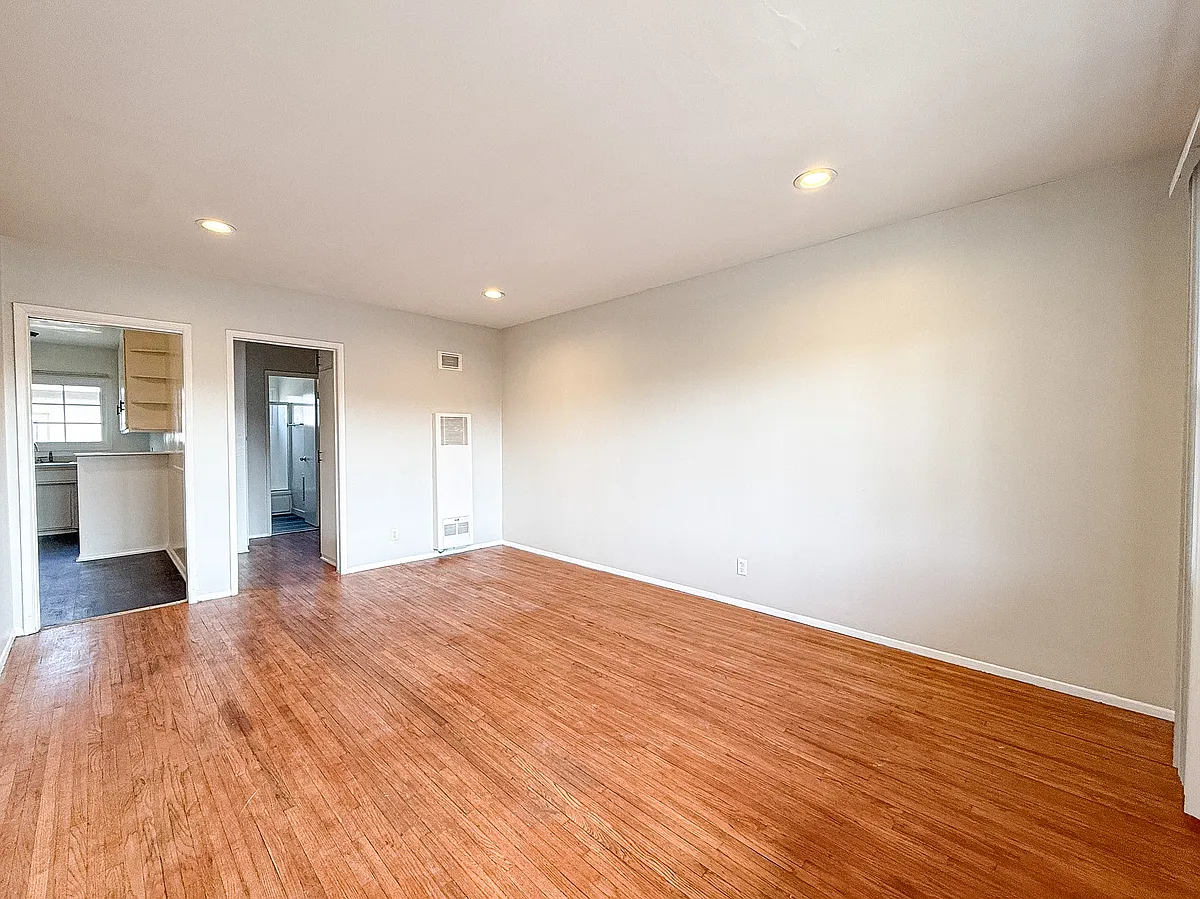 Building Photo - 4777 San Vicente Blvd #6