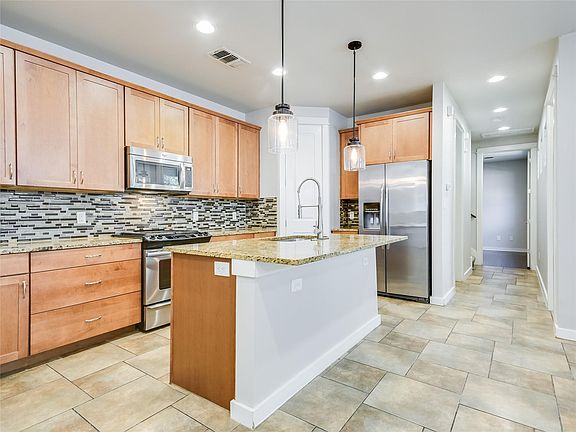 3rd image of 2210 Schriber St #A
