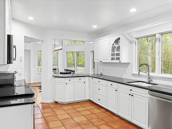 5th image of 23 Laurel Hill Ln