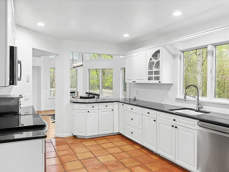 23 Laurel Hill Ln — Photo 5