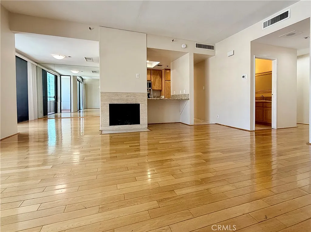 2 bed, 2.5 bath, 1602 sqft, $4,200 — Photo 2