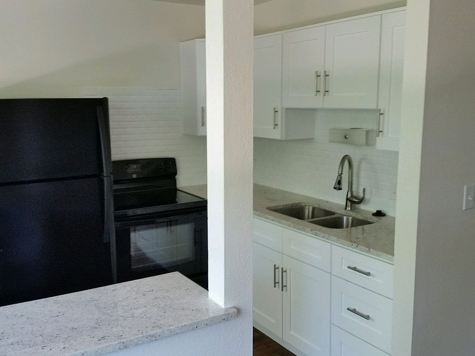 2nd image of 2555 W Rose Ln Unit 207