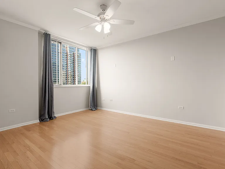 1515 S Prairie Ave #705 — Photo 8
