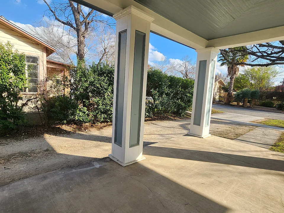 1027 W Mistletoe Ave