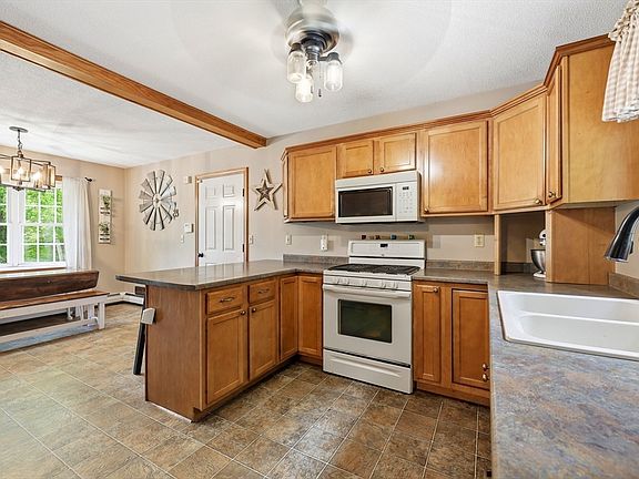 5th image of 233 Cedar Swamp Rd