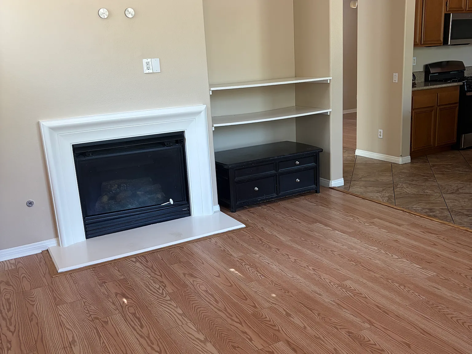 4 bed, 2400 sqft, $3,400 — Photo 2