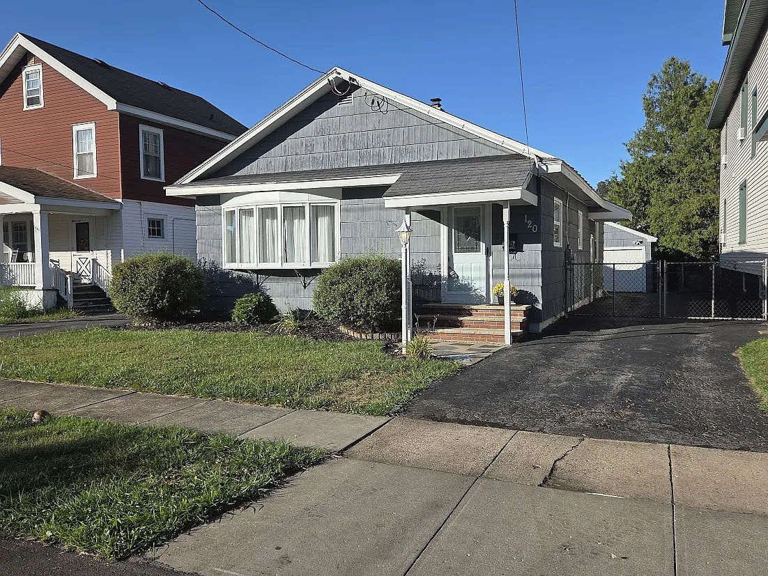 3 bed, 1.5 bath, 1120 sqft, $1,950 — Photo 1
