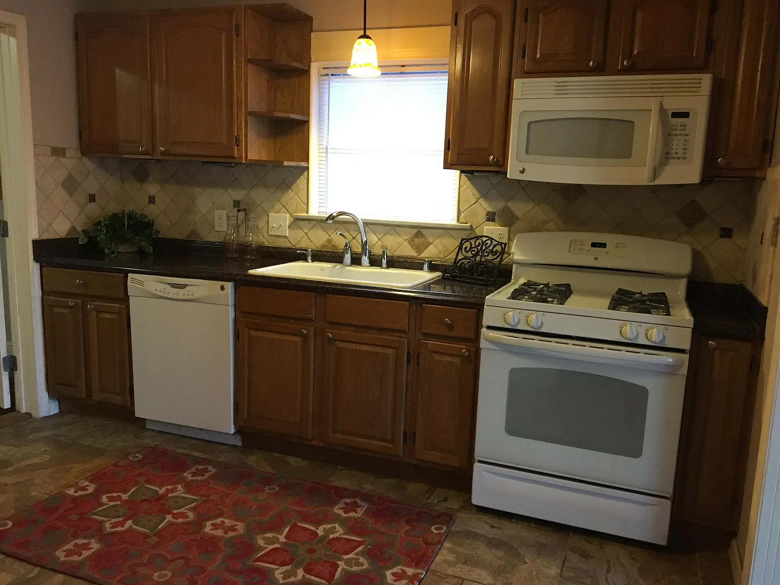3 bed, 1300 sqft, $2,100 — Photo 3