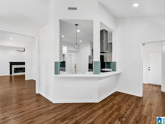 5th image of 100 Summer Brook Ln