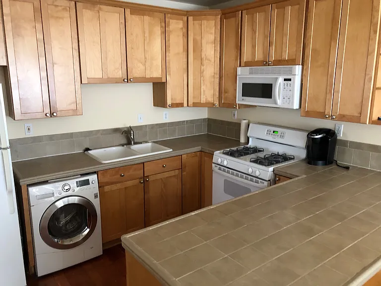 1045 E St #4 — Photo 4