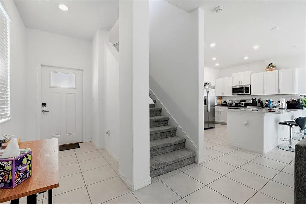 3 bed, 2.5 bath, 1801 sqft, $2,399 — Photo 3