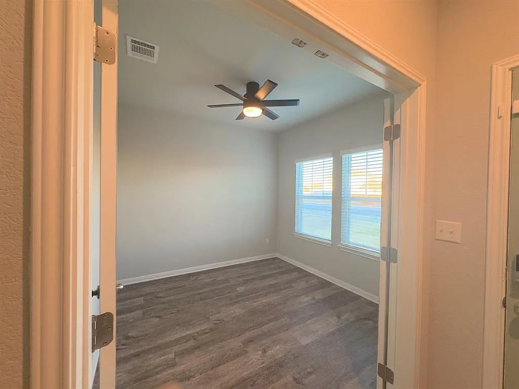 4 bed, 3.0 bath, 2214 sqft, $2,100 — Photo 3