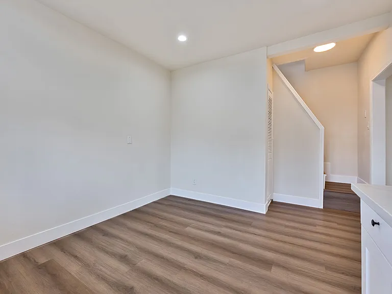 230 N Burlington Ave #1/2 — Photo 19