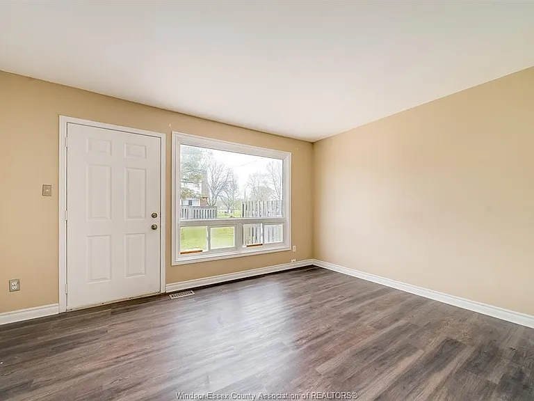5486 Lassaline Ave — Photo 6