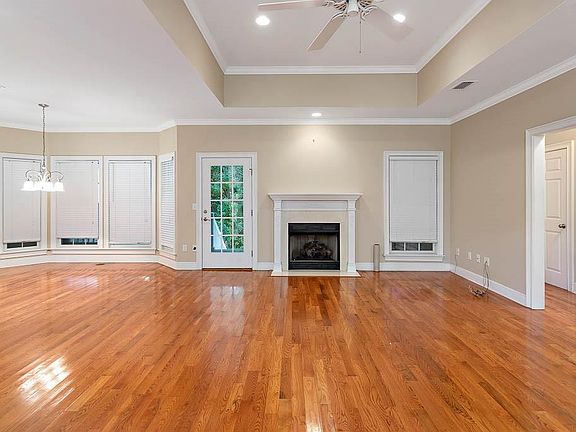 2nd image of 122 Sherwood Forest Cir