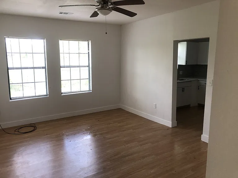 406 E Grayson St — Photo 6