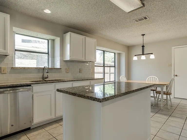 1305 Chicota Dr — Photo 4