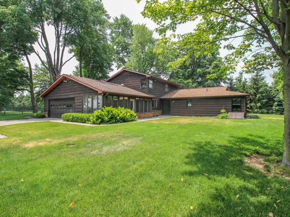 17514 Moorepark Rd, Three Rivers, MI 49093