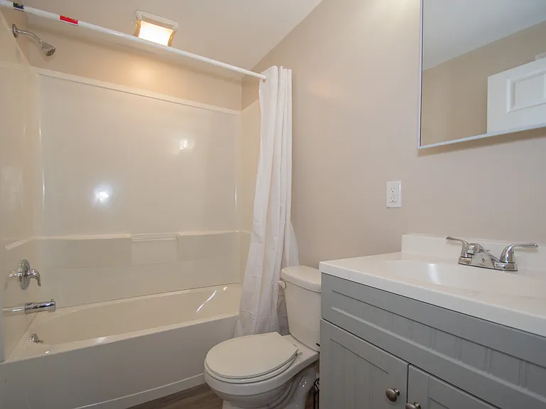 Upstairs full bath.