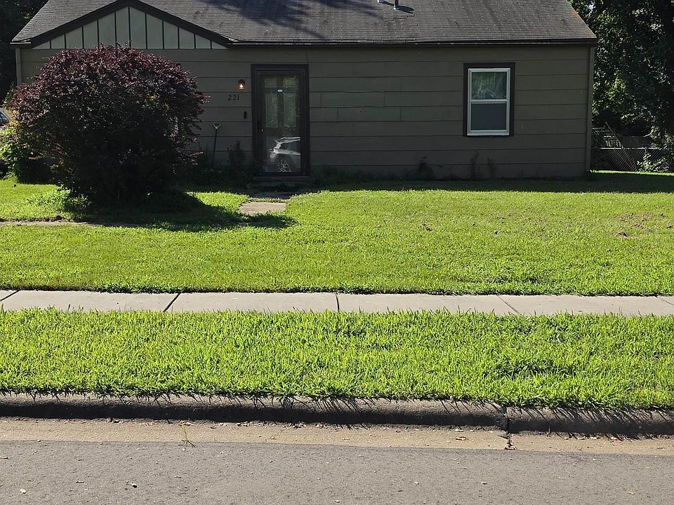 1st image of 221 SE 35th Ter
