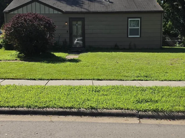 221 SE 35th Ter, Topeka, KS 66605