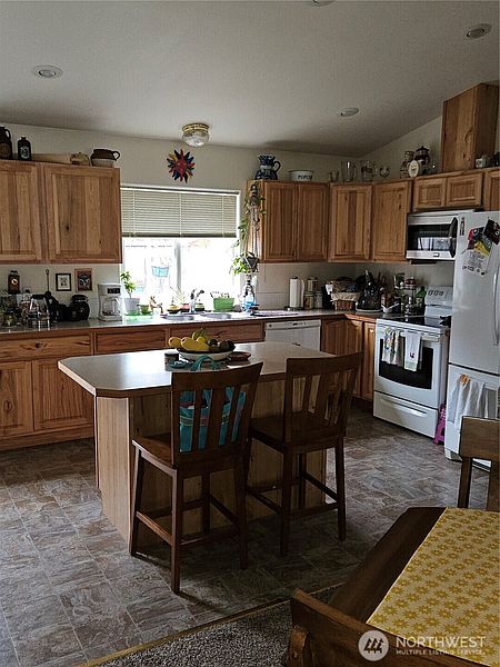 2nd image of 2916 Russell Road