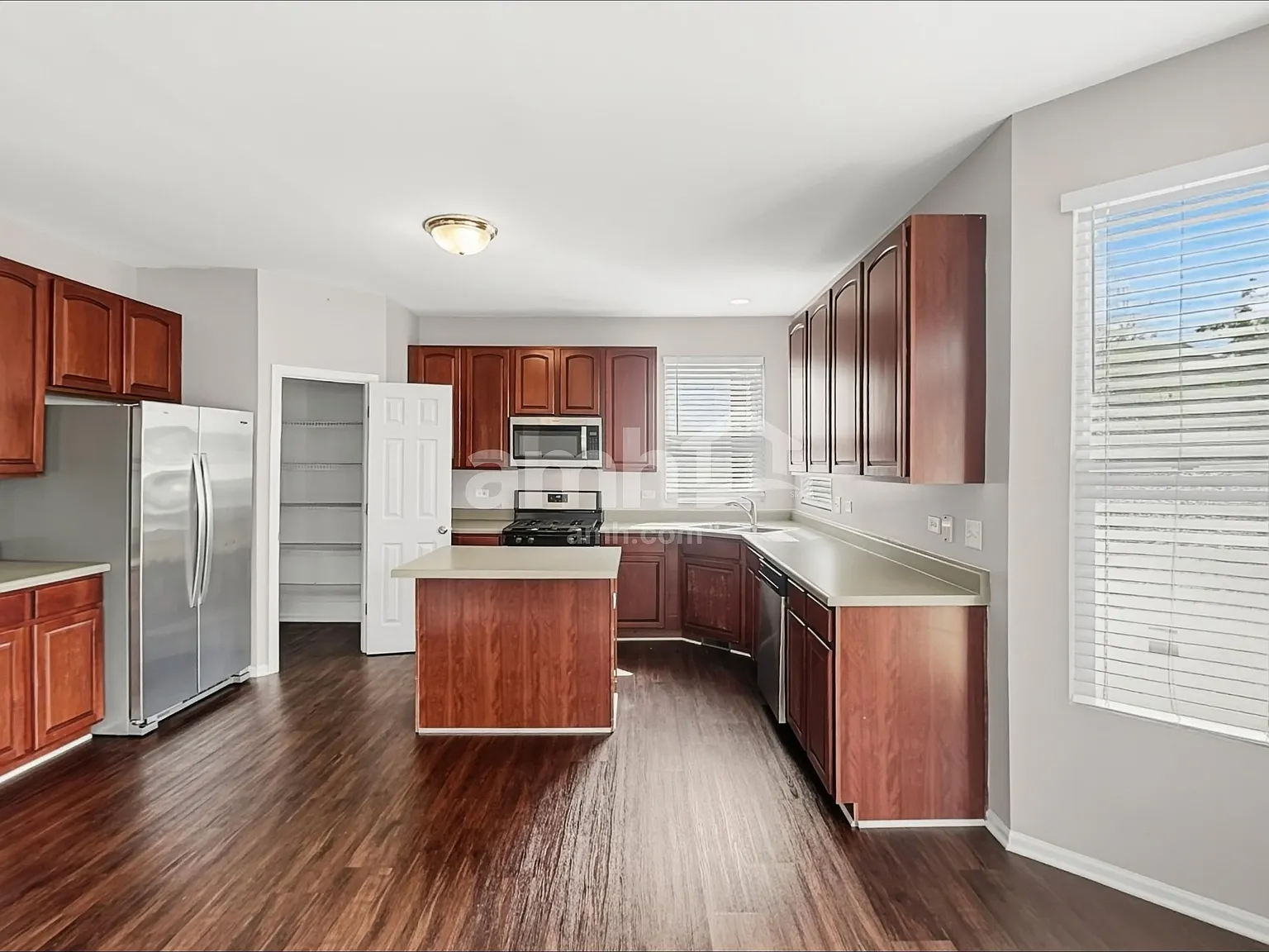 3 bed, 2.5 bath, 2460 sqft, $3,255 — Photo 3
