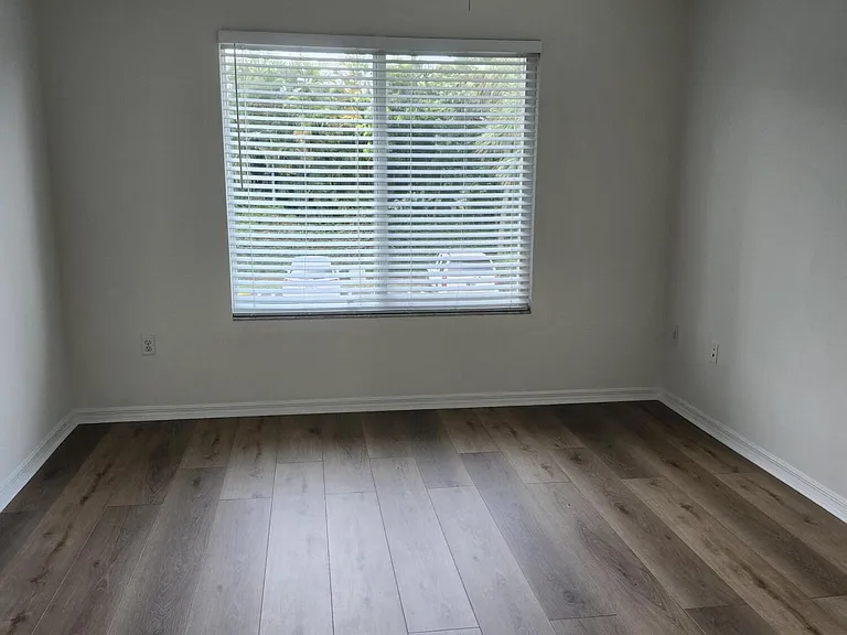 1009 Villa Ln — Photo 13