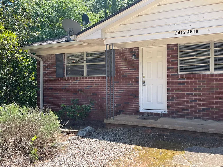2412B Airport Dr — Photo 2
