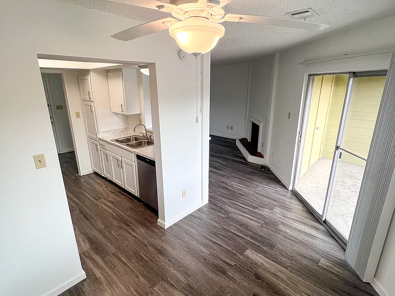 The Oaks Apartments — Photo 6