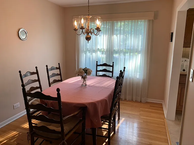 1126 Laurel Ln — Photo 2