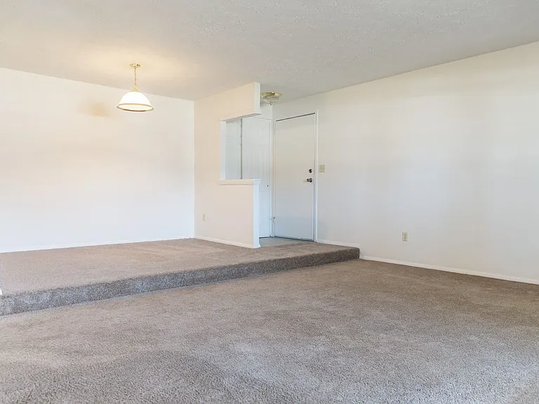 Windsor Gardens Apartments — Photo 17