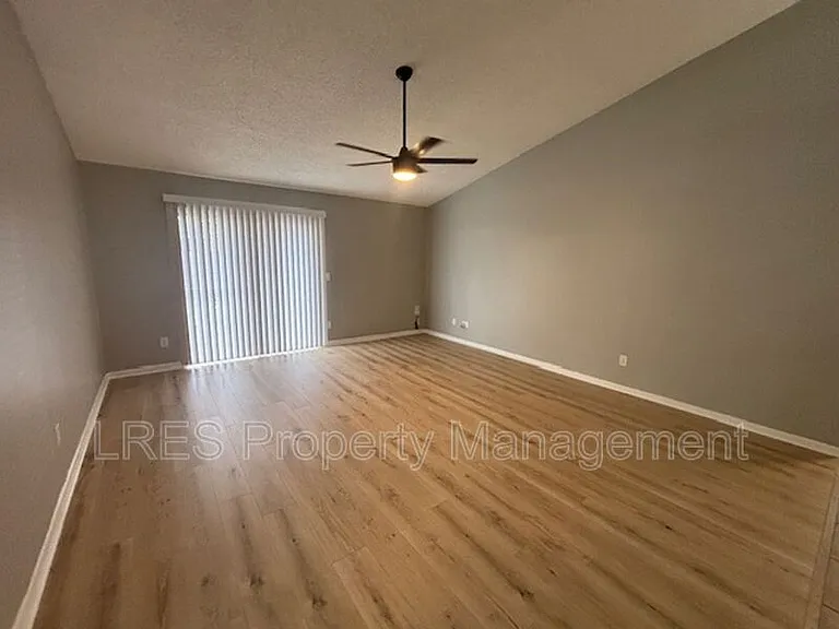 1004 Stout Ct — Photo 18
