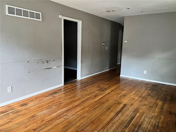2nd image of 4601 NE 37th St
