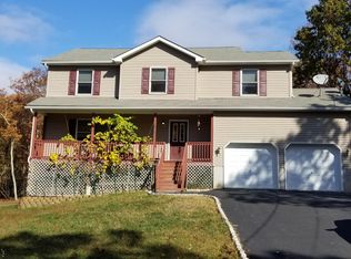 1082 Bear Dr, Bushkill, PA 18324