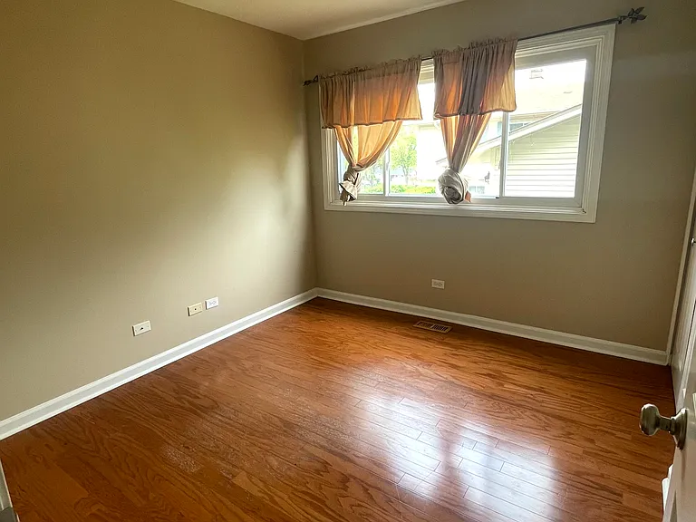 2S525 Lloyd Ave — Photo 3