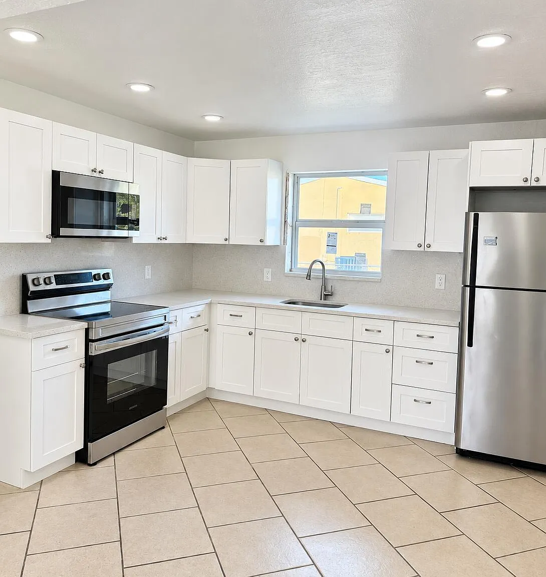 2 bed, 1.0 bath, 1852 sqft, $2,200 — Photo 1