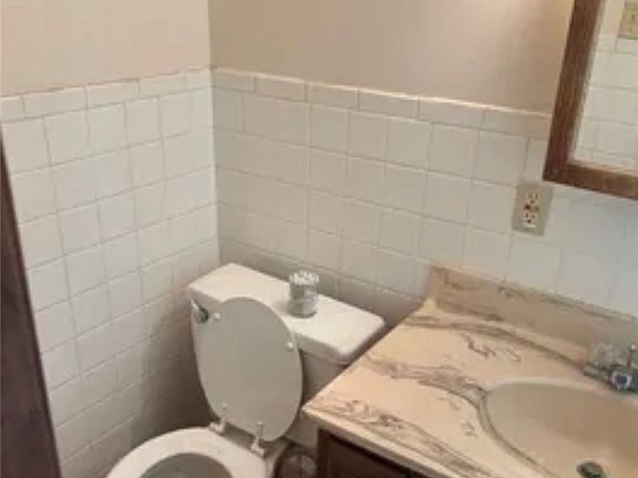 4th image of 577 Rhodes Ave