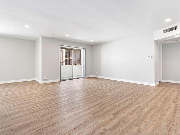 5th image of 11922 Weddington St #109