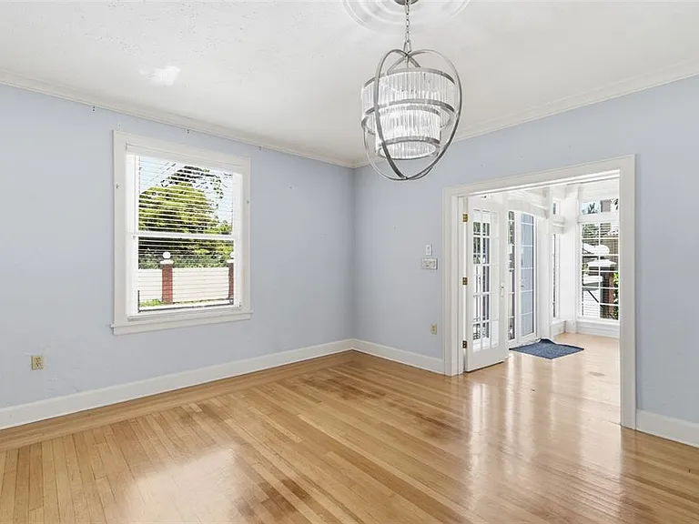 555 18th Ave NE — Photo 8