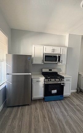 4th image of 8211 S Escanaba Ave #2