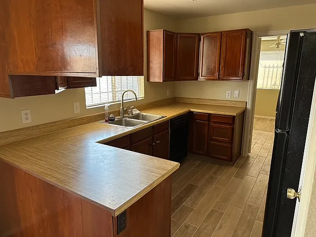 1059 E Sequoia Dr — Photo 10