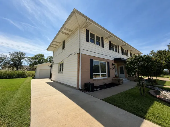 1302 Wilbre Rd, Salina, KS 67401