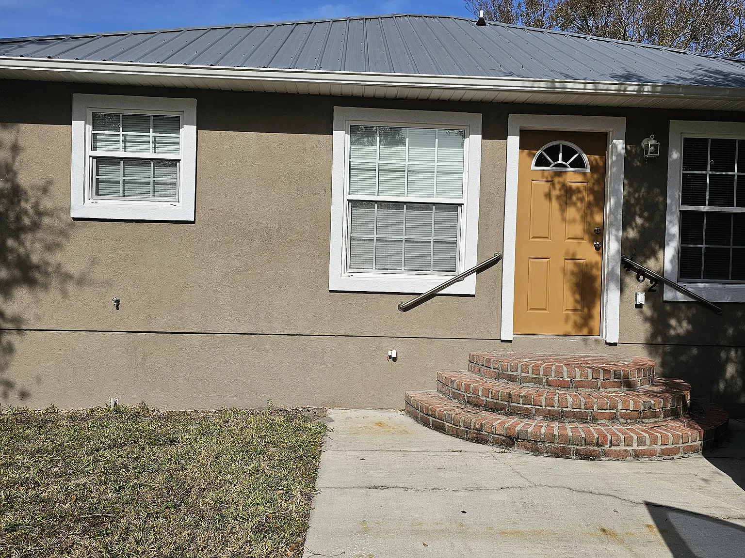462 Pomont Ave — Photo 1