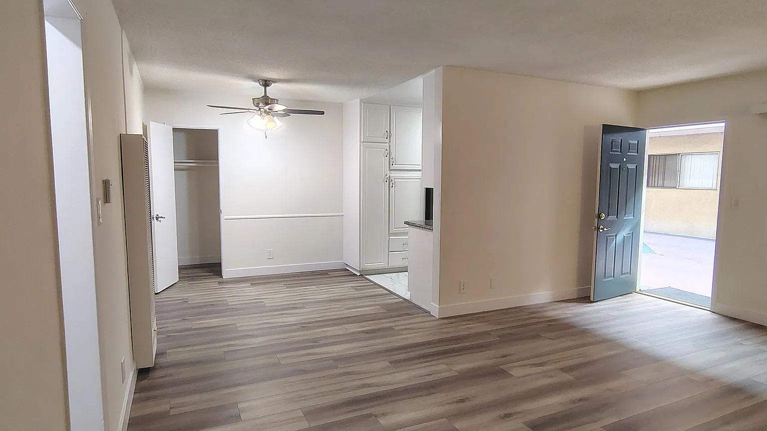 141 N. Kenwood Street — Photo 1