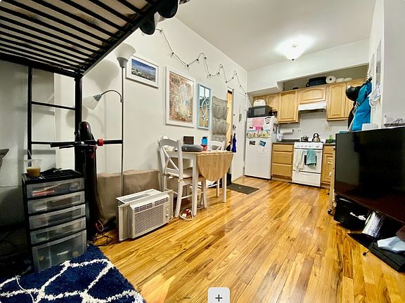 3rd image of 237 W 100th St APT 1F