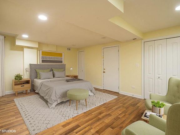 4th image of 908 W Newport Ave #1