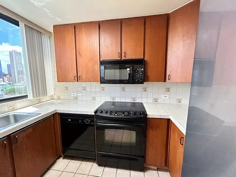 1114 Punahou St #9A — Photo 6